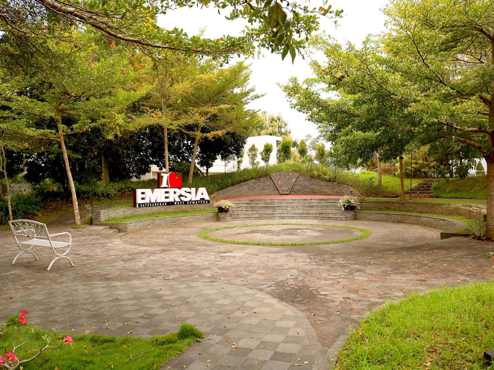 Emersia Hotel & Resort Batusangkar ภายนอก รูปภาพ